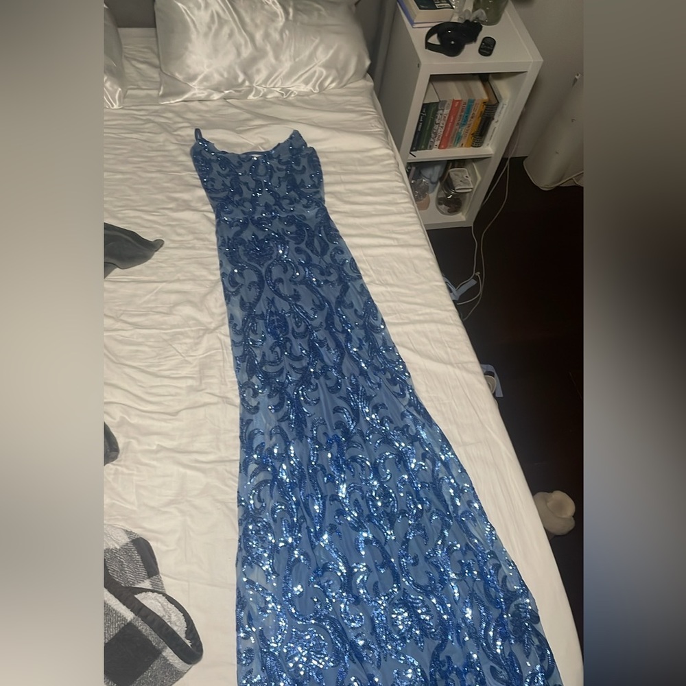 Windsor mermaid style sequin pattern dress. Size medium never worn.